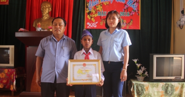 Gia Lai: Khen thưởng học sinh lớp 5 dũng cảm cứu 2 bạn khỏi đuối nước