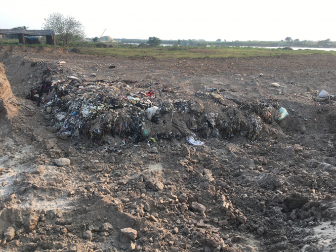 B&atilde;i ch&ocirc;n r&aacute;c tr&aacute;i ph&eacute;p rộng h&agrave;ng ngh&igrave;n m&eacute;t vu&ocirc;ng ở th&ocirc;n Kinh Dương, x&atilde; Hiệp C&aacute;t.