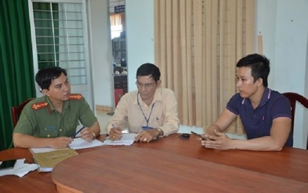 Chủ trang mạng Facebook &ldquo;TIN TỨC BẾN TRE&rdquo; l&agrave;m việc với cơ quan chức năng. (Ảnh: b&aacute;o Gia đ&igrave;nh Việt Nam)