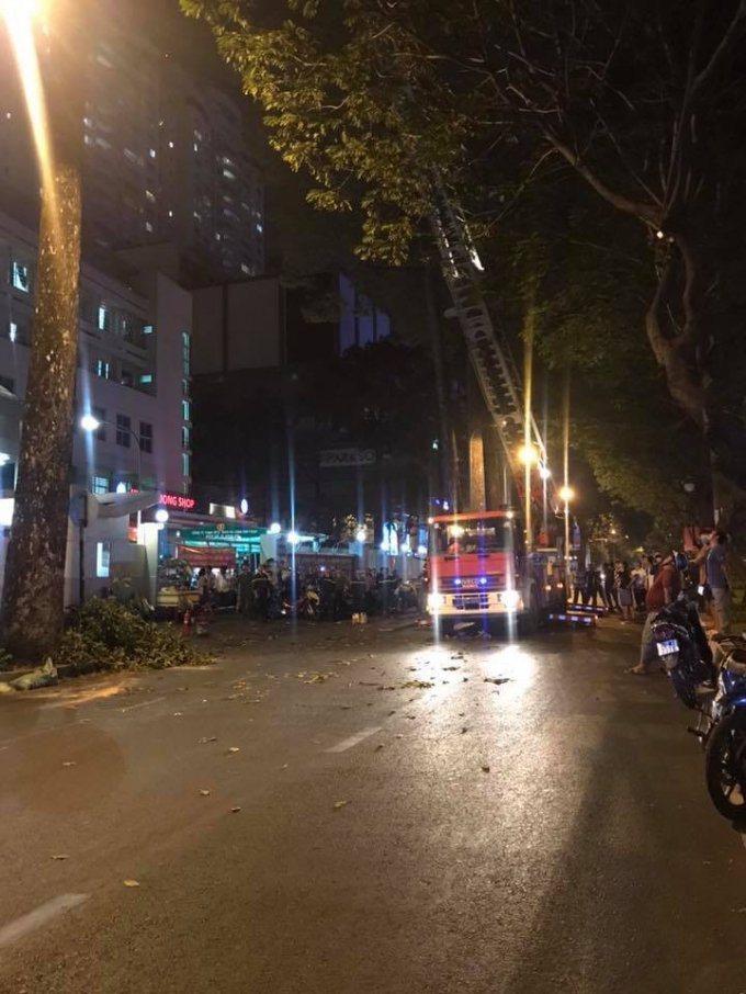 Xe thang được huy động để bắt tổ ong, chứ kh&ocirc;ng phải giải cứu người - Ảnh: FB