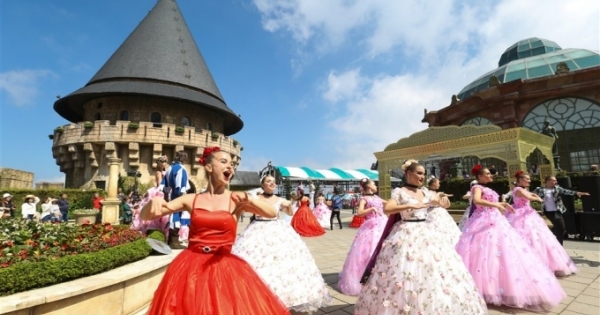 Du khách hồ hởi khám phá Sun World Ba Nà Hills trong “Tháng 3 tri ân”