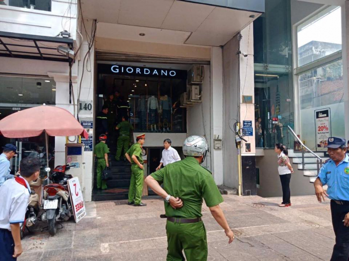 Lực lượng chức năng c&oacute; mặt giải cứu nạn nh&acirc;n.