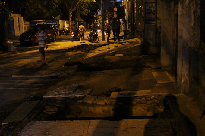 Nhiều nắp cống bị mở l&ecirc;n để truy bắt đối tượng.