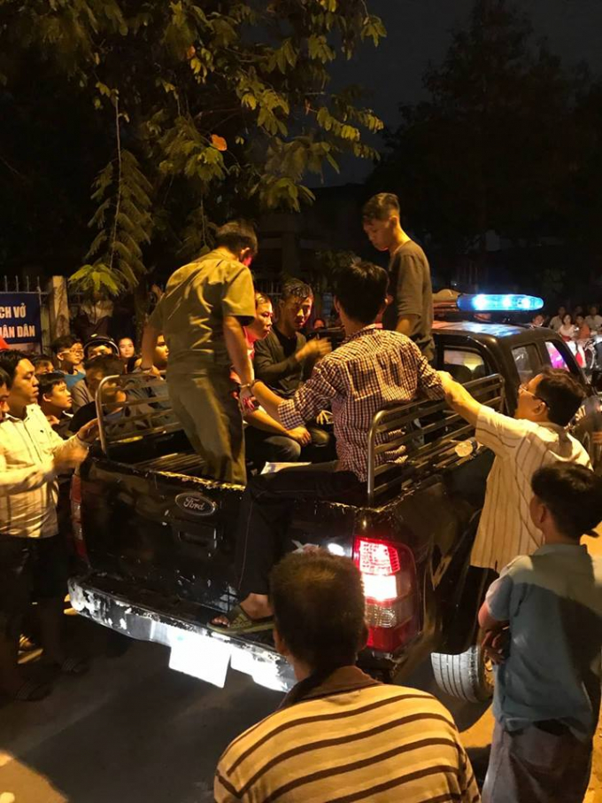 Đối tựng được đưa về c&ocirc;ng an phường Linh Đ&ocirc;ng.