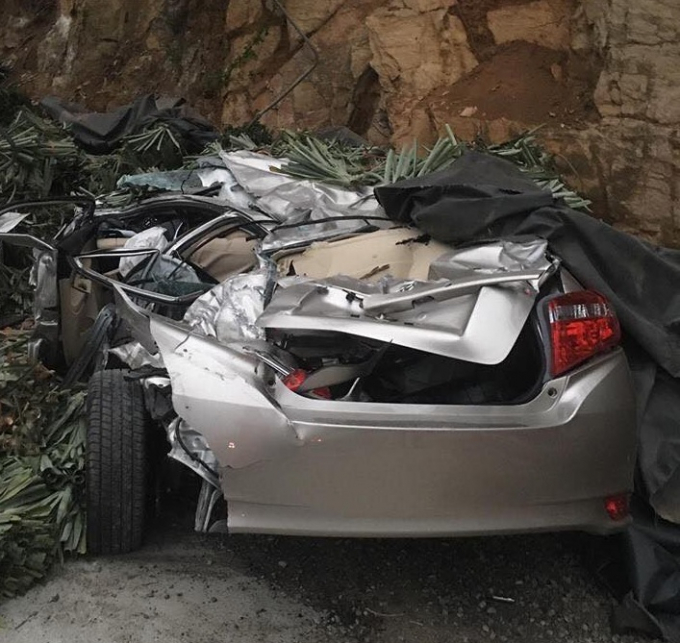 Chiếc xe bị bẹp d&uacute;m nhưng rất may 2 người ngồi tr&ecirc;n xe kh&ocirc;ng nguy hiểm tới t&iacute;nh mạng.