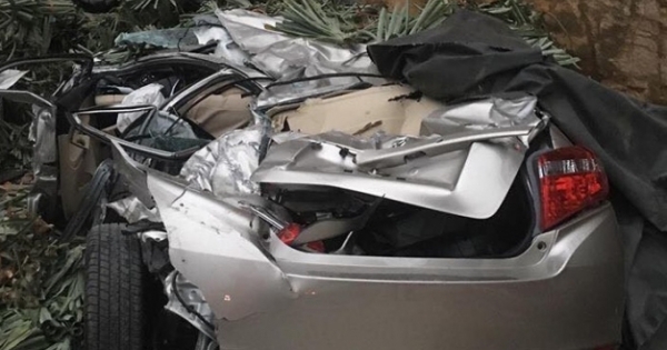 Hòa Bình: Mới mua xe ôtô, trên đường về bị xe tải đè nát vụn