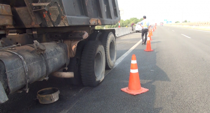 Chiếc xe ben đ&atilde; được 1 xe cứu hộ di chuyển đi sửa chữa khắc phục.