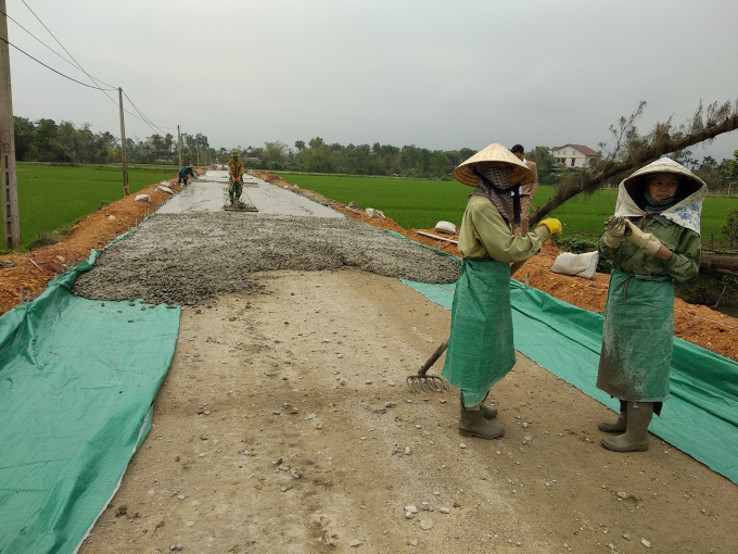 Đường thi c&ocirc;ng sai đ&aacute; thiết kế, bạt l&oacute;t 2 b&ecirc;n lề đường (ảnh:Đức Ph&uacute;)