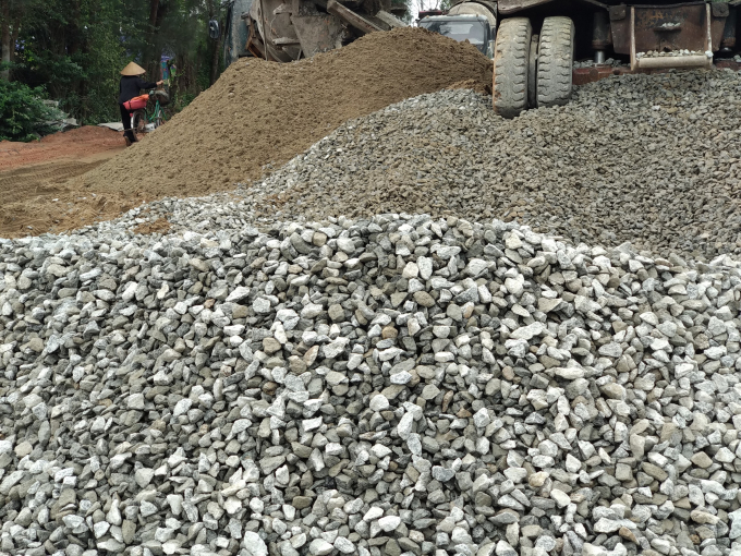 Đất chưa nhiều đ&aacute; phong h&oacute;a đ&aacute; tảng, tr&agrave;n xuống ruộng l&uacute;a của người d&acirc;n (ảnh:Đức Ph&uacute;)