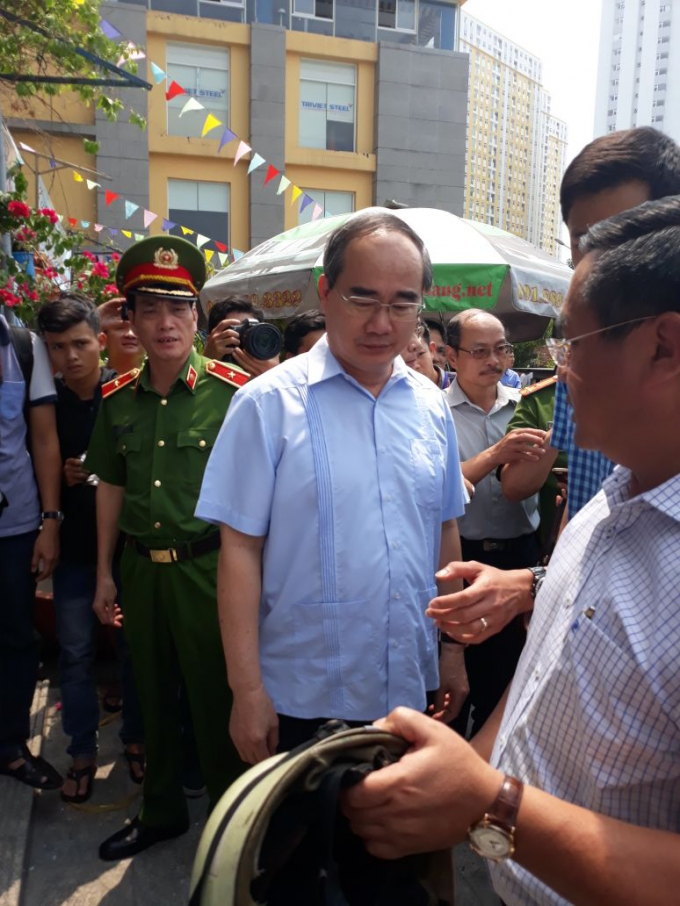 Bí thư Thành ủy TP HCM trực ti&ecirc;́p xu&ocirc;́ng hi&ecirc;̣n trường ki&ecirc;̉m tra vụ cháy Chung cư Carina.