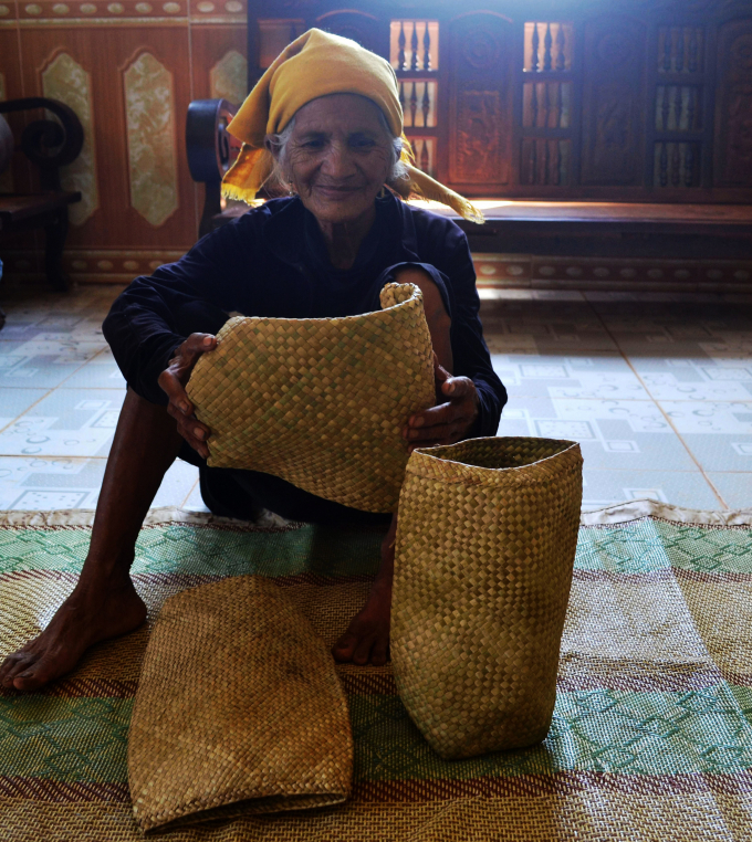 Cụ Ma Gio chia sẻ về c&aacute;ch l&agrave;m t&uacute;i đựng cơm của người M'N&ocirc;ng.