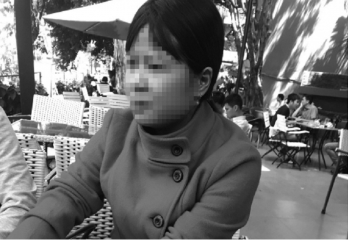 Chị Hoa đang tường tr&igrave;nh lại sự việc với ph&oacute;ng vi&ecirc;n.