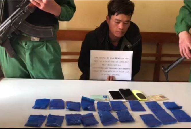 Đối tượng V&igrave; Văn H&ugrave;ng c&ugrave;ng tang vật tại cơ quan chức năng.