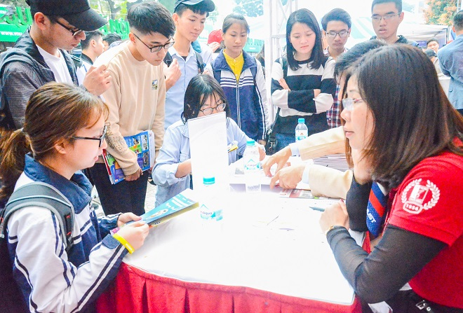 Học sinh t&igrave;m đến gian h&agrave;ng tư vấn tuyển sinh của trường ĐH B&aacute;ch khoa H&agrave; Nội. Ảnh Ng&ocirc; Chuy&ecirc;n.