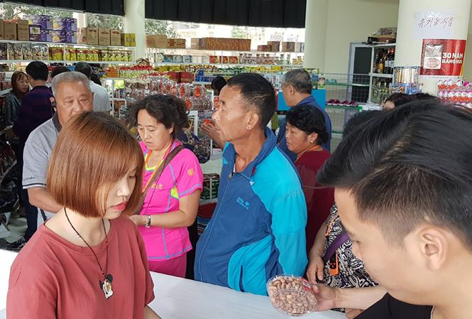 Kh&aacute;ch Trung Quốc lu&ocirc;n chi mạnh hầu bao cho những m&oacute;n h&agrave;ng họ th&iacute;ch. Ảnh: Ho&agrave;ng Dương.