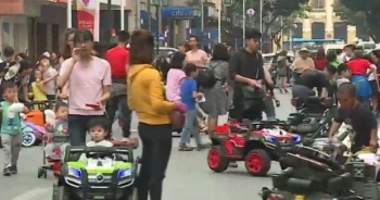 Hà Nội: Nhiều dịch vụ chui bùng phát ở phố đi bộ Hồ Gươm