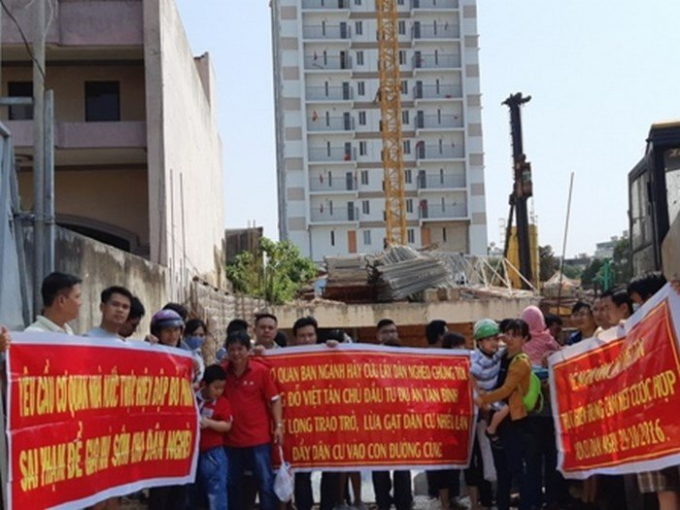 Qu&aacute; bức x&uacute;c cư d&acirc;n đ&atilde; biểu t&igrave;nh y&ecirc;u cầu b&agrave;n giao nh&agrave;.