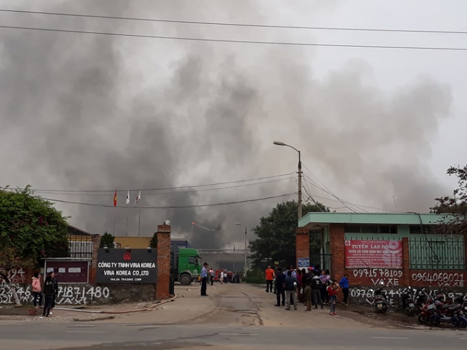 Khoảng hơn 3h, ngọn lửa lan nhan sang c&aacute;c kho ph&acirc;n xưởng chứa vải (Ảnh: Đ&agrave;o Tấn)