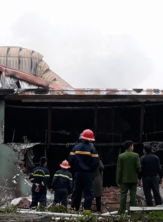 Đến 10h30' c&ugrave;ng ng&agrave;y, đ&aacute;m ch&aacute;y vẫn chưa được dập tắt (Ảnh: Đ&agrave;o Tấn)