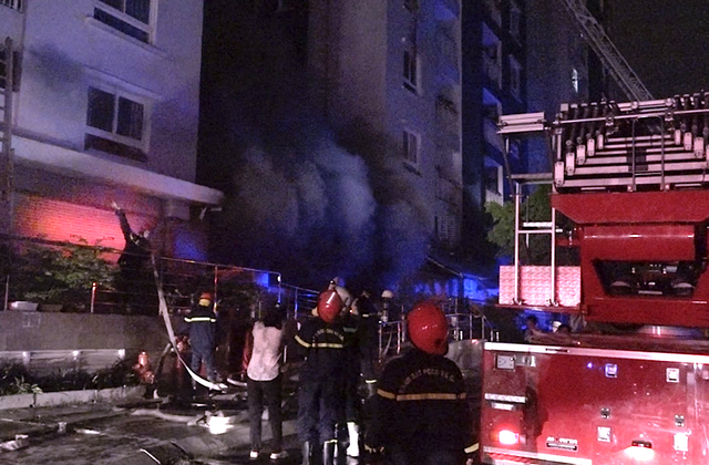 Kh&oacute;i đen bốc l&ecirc;n nghi ng&uacute;t từ hiện trường vụ ch&aacute;y.