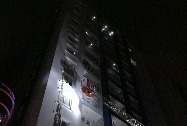 Những người l&iacute;nh quả cảm trong vụ ch&aacute;y chung cư Carina Plaza