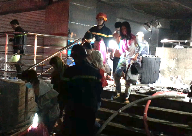 Những cư d&acirc;n được giải cứu an to&agrave;n xuống đất.