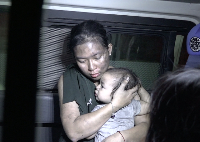 Người mẹ &ocirc;m chầm đứa con sau khi được đưa xuống đất an to&agrave;n.