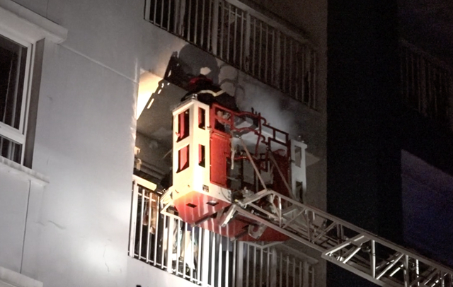 Cảnh s&aacute;t điều xe thang giải cứu c&aacute;c nạn nh&acirc;n bị kẹt tr&ecirc;n cao.