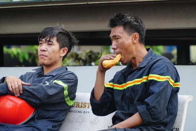 Những người l&iacute;nh quả cảm trong vụ ch&aacute;y chung cư Carina Plaza