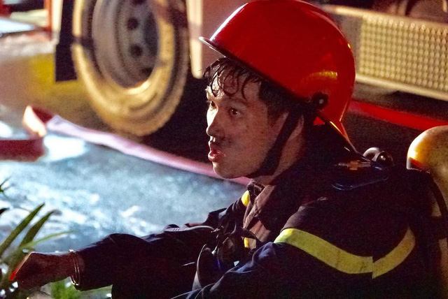 Những người l&iacute;nh quả cảm trong vụ ch&aacute;y chung cư Carina Plaza