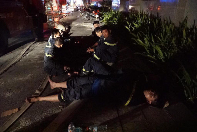 Những người l&iacute;nh chữa ch&aacute;y kiệt sức sau nhiều giờ l&agrave;m việc cật lực