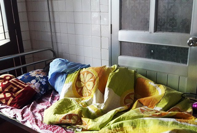 Gi&aacute;o sinh P.T.H vẫn đang được theo d&otilde;i chặt chẽ tại Trung t&acirc;m chăm s&oacute;c sức khỏe sinh sản tỉnh Nghệ An do c&oacute; dấu hiệu đe dọa sảy thai (Ảnh H. Th&agrave;nh).