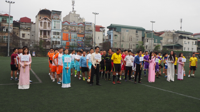 8&nbsp;đội b&oacute;ng bước v&agrave;o giải đấu với tinh thần ngập tr&agrave;n hứng khởi.&nbsp;