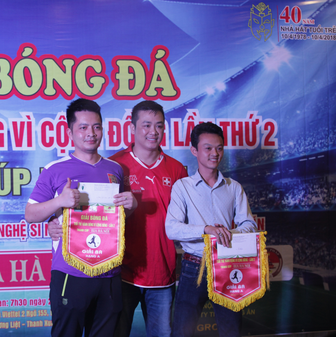 &nbsp;Đội b&oacute;ng Nh&agrave; h&aacute;t kịch v&agrave; đội BV Thường T&iacute;n giải ba SeriA.