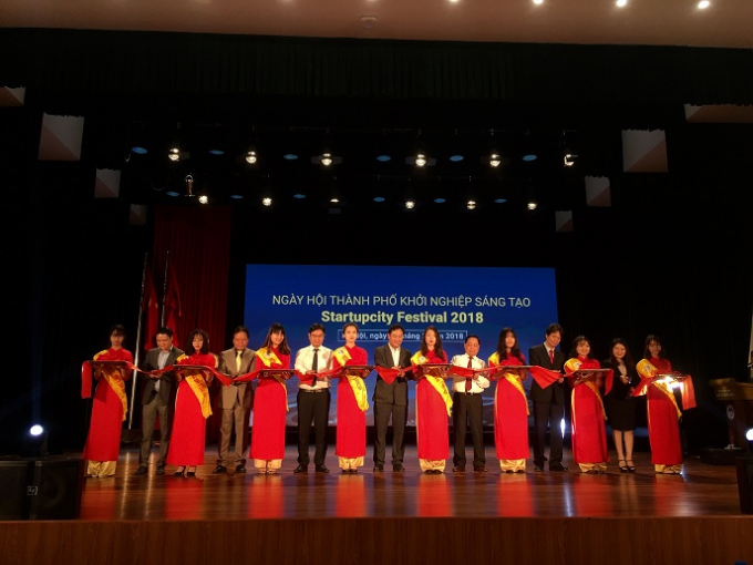 C&aacute;c Đại biểu tiến h&agrave;nh cắt băng khai mạc ng&agrave;y hội.