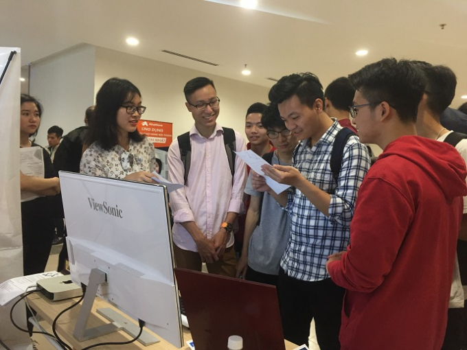 C&aacute;c gian triển l&atilde;m thu h&uacute;t sự ch&uacute; &yacute; của đ&ocirc;ng đảo c&aacute;c bạn trẻ.