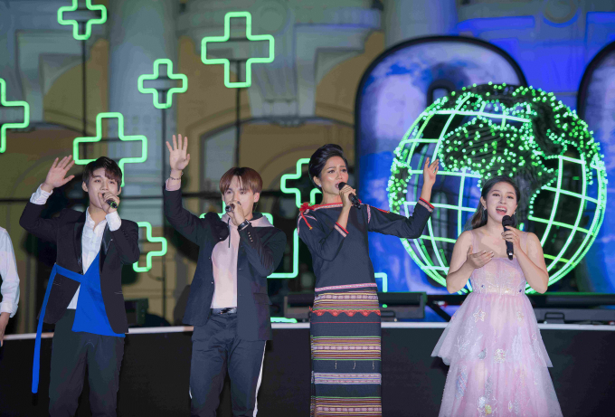 Hoa hậu H'hen Ni&ecirc; l&agrave;m đại sứ chiến dịch Giờ tr&aacute;i đất