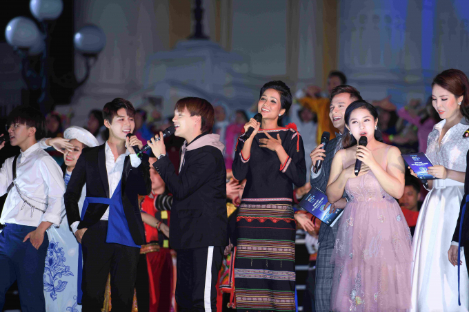 Hoa hậu H'hen Ni&ecirc; l&agrave;m đại sứ chiến dịch Giờ tr&aacute;i đất