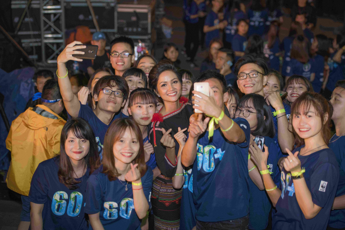 Hoa hậu H'hen Ni&ecirc; l&agrave;m đại sứ chiến dịch Giờ tr&aacute;i đất