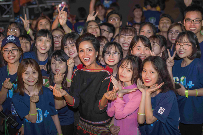 Hoa hậu H'hen Ni&ecirc; l&agrave;m đại sứ chiến dịch Giờ tr&aacute;i đất