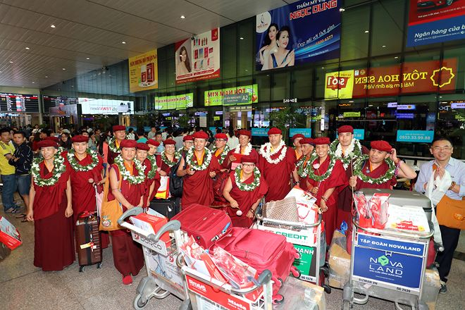 Phật tử, người d&acirc;n d&acirc;ng hoa cung đ&oacute;n Đức Ph&aacute;p Vương Gyalwang Drukpaa
