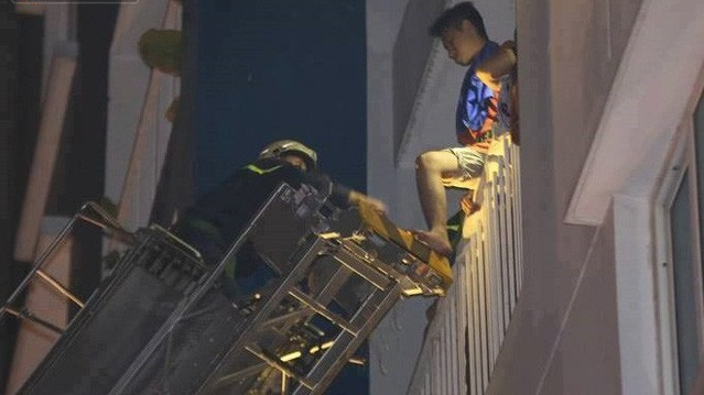 Cứu nạn h&agrave;ng trăm người d&acirc;n mắc kẹt trong đ&aacute;m ch&aacute;y