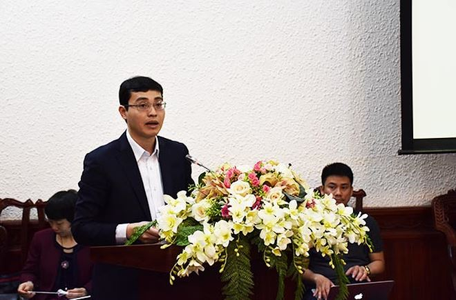 Ch&aacute;nh Văn ph&ograve;ng Bộ Đỗ Đức Hiển b&aacute;o c&aacute;o tại buổi l&agrave;m việc.