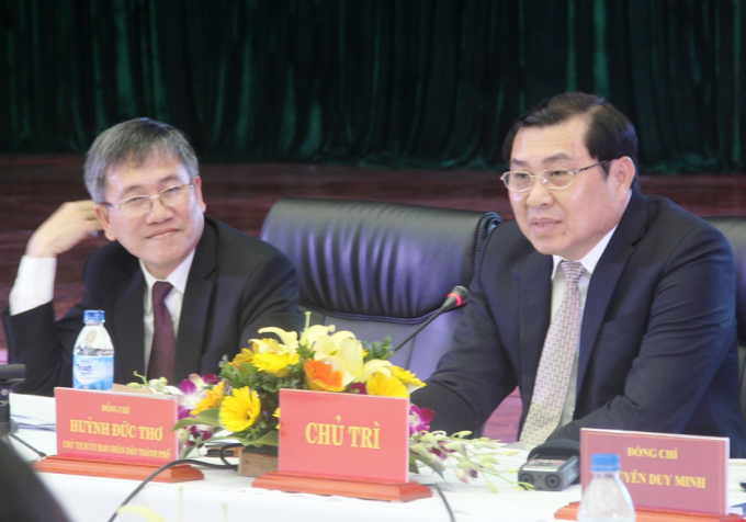 Chủ tịch UBND TP Đ&agrave; Nẵng Huỳnh Đức Thơ (phải) tiết lộ v&agrave;o cuối năm 2018 c&aacute;c thiết bị n&agrave;y c&oacute; thể được triển khai để gi&aacute;m s&aacute;t việc x&acirc;y dựng.&nbsp;