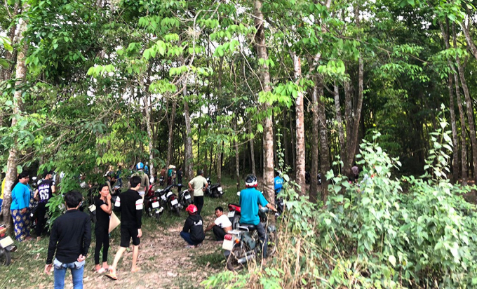 Hiện trường người đ&agrave;n &ocirc;ng treo cổ. (Ảnh: b&aacute;o D&acirc;n tr&iacute;)