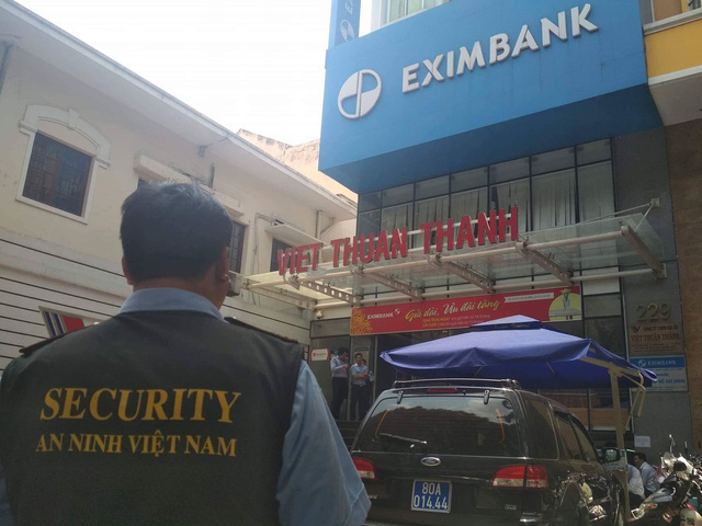 S&aacute;ng 26/3, cơ quan cảnh s&aacute;t điều tra Bộ C&ocirc;ng an phối hợp với c&aacute;c đơn vị li&ecirc;n quan tổ chức kh&aacute;m x&eacute;t Ng&acirc;n h&agrave;ng Thương mại CP Xuất nhập khẩu Việt Nam (Eximbank) &ndash; chi nh&aacute;nh TPHCM (Ảnh: Đ&igrave;nh Thảo)