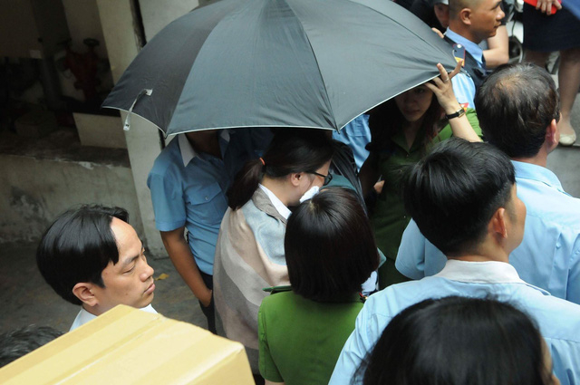 Cảnh s&aacute;t đưa người của Eximbank l&ecirc;n xe chở đi, Ảnh: Đ&igrave;nh Thảo