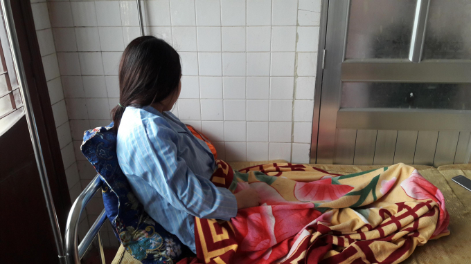 Nữ gi&aacute;o vi&ecirc;n thực tập H đang được điều trị tại Trung t&acirc;m chăm s&oacute;c sức khỏe sinh sản Nghệ An.