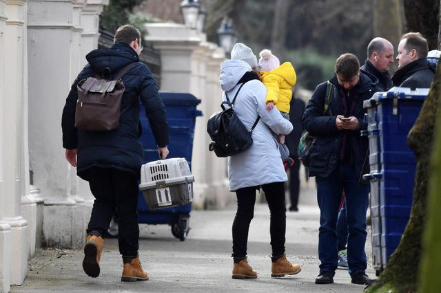 C&aacute;c nh&agrave; ngoại giao Nga v&agrave; người th&acirc;n bị trục rời Anh hồi tuần trước. (Ảnh: Reuters)