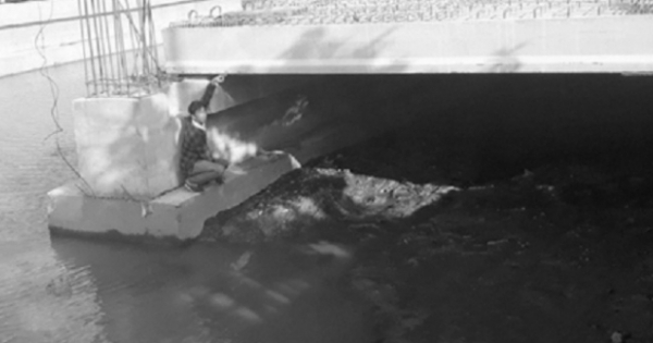 Cây cầu gây ách tắc đường sông bị người dân phản ứng dữ dội